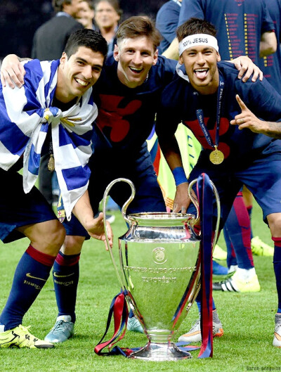 梅西一年三大MVP！造进球74个！快踢满全场还能边线一过四！