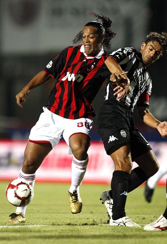 图片报：拜仁正在考察桑托斯19岁的巴西左后卫索萨