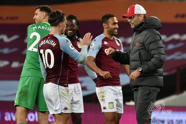 张琳艳赛后和凯莉交换球衣，后者直接把中国队球衣穿在身上